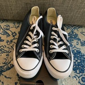 Black low top converse